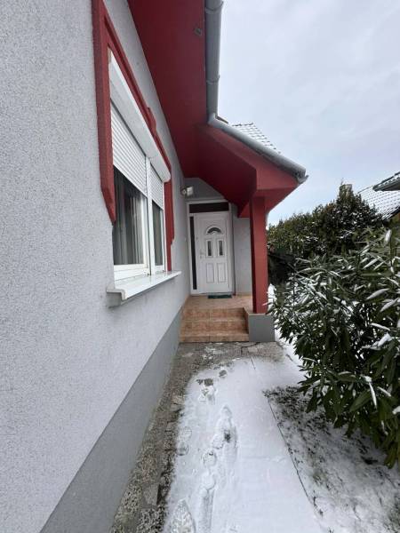 ☎️ 0918/197 701 Na predaj 2 generačný , 6 izbový poschodový dom s 2 sa - Vstup do rodinného domu v Dolnom Štále, zasnežený chodník a biele dvere.