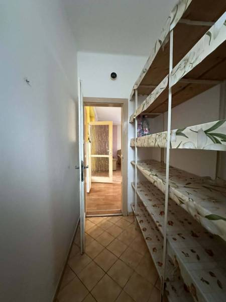 ☎️ 0918/197 701 Na predaj 2 generačný , 6 izbový poschodový dom s 2 sa - Úzka chodba s policami v rodinnom dome, prechod na podlahu s dreveným dekorom.