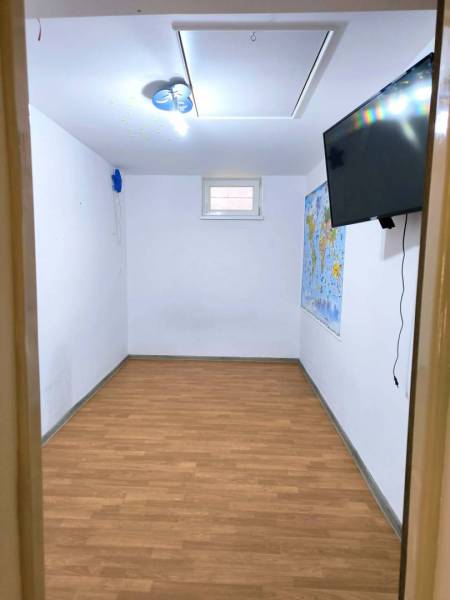 ☎️ 0918/197 701  ZNÍŽENÁ CENA   159 000,- €   Na predaj 3 izbový rodin - Izba v Rodinnom dome s podlahou s dreveným dekorom, televízorom a mapou sveta.