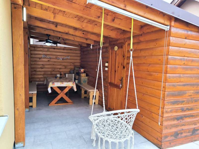 ☎️ 0918/197 701  ZNÍŽENÁ CENA   159 000,- €   Na predaj 3 izbový rodin - Drevený altánok s lavičkami pri rodinnom dome v Ohradách.