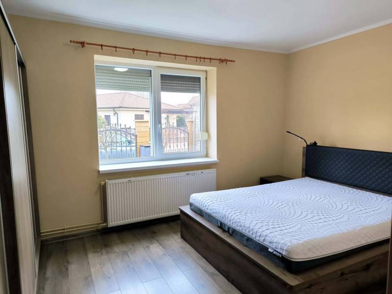 ☎️ 0918/197 701  ZNÍŽENÁ CENA   159 000,- €   Na predaj 3 izbový rodin - Spálňa v rodinnom dome s posteľou, skriňou a podlahou s dreveným dekorom.