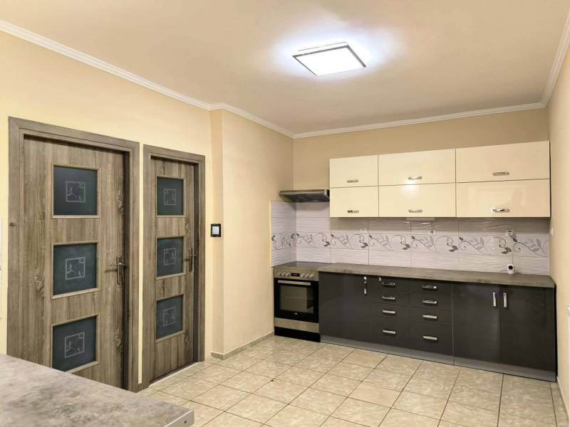 ☎️ 0918/197 701  ZNÍŽENÁ CENA   159 000,- €   Na predaj 3 izbový rodin - Kuchyňa v rodinnom dome s dlažbou a dvojitými drevenými dverami.