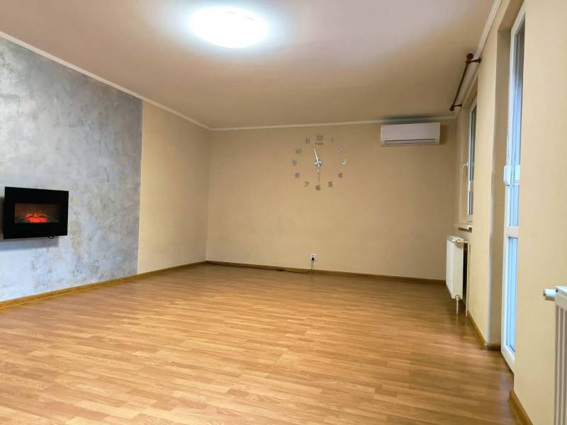 ☎️ 0918/197 701  ZNÍŽENÁ CENA   159 000,- €   Na predaj 3 izbový rodin - Obývačka v rodinnom dome s krbom, nástennými hodinami a podlahou s dreveným dekorom.
