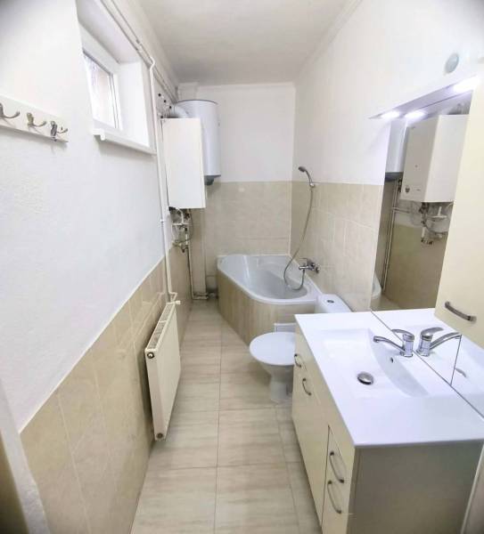 ☎️ 0918/197 701  ZNÍŽENÁ CENA   159 000,- €   Na predaj 3 izbový rodin - Kúpeľňa v rodinnom dome s vaňou, umývadlom, toaletou a radiátorom.