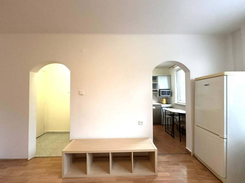 REZERVOVANÉ  ☎️ 0918/197 701 Na prenájom garsónka blízkosti centra mes - Rekreačný apartmán s podlahou s dreveným dekorom a kuchyňou so spotrebičmi.