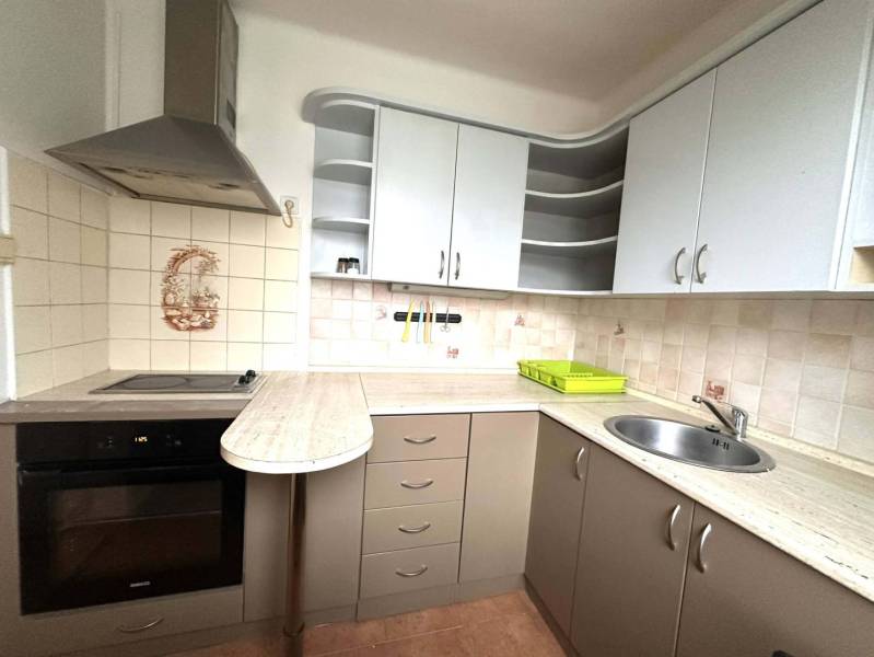 REZERVOVANÉ  ☎️ 0918/197 701 Na prenájom garsónka blízkosti centra mes - Kuchyňa v rekreačnom apartmáne s kuchynskou linkou a varnou doskou.