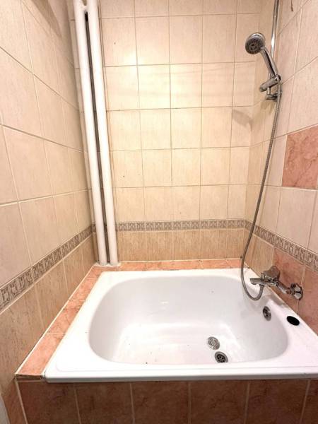 REZERVOVANÉ  ☎️ 0918/197 701 Na prenájom garsónka blízkosti centra mes - Kúpeľňa v Rekreačnom apartmáne s vaňou a sprchovou hlavicou, obložená svetlými dlaždicami.