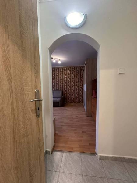 REZERVOVANÉ  ☎️ 0918/197 701 Na prenájom garsónka blízkosti centra mes - Rekreačný apartmán s oblúkovým prechodom, podlahou s dreveným dekorom a vzorovanou tapetou.