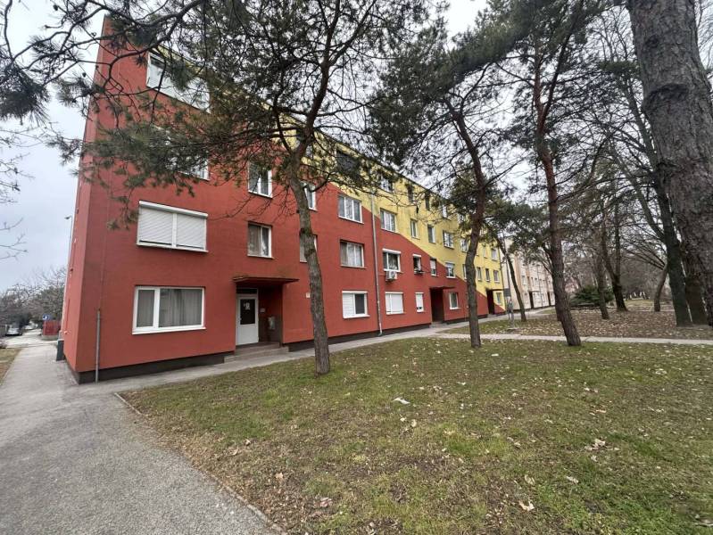 REZERVOVANÉ  ☎️ 0918/197 701 Na prenájom garsónka blízkosti centra mes - Panelový dom v Dunajskej Strede v prírodnom prostredí pri parku s chodníkom.