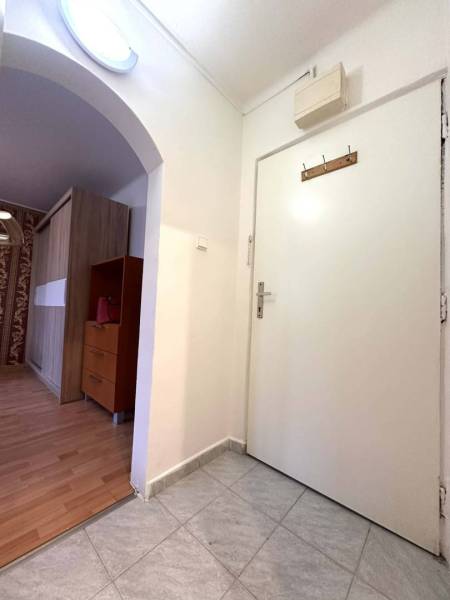 REZERVOVANÉ  ☎️ 0918/197 701 Na prenájom garsónka blízkosti centra mes - Interiér Rekreačného apartmánu s dlaždicovou podlahou a podlahou s dreveným dekorom, dverami a nábytkom.