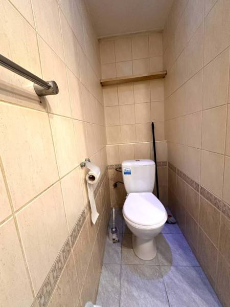 REZERVOVANÉ  ☎️ 0918/197 701 Na prenájom garsónka blízkosti centra mes - Toaleta v Rekreačnom apartmáne s keramickými dlaždicami a toaletným papierom na držiaku.