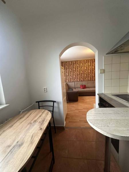 REZERVOVANÉ  ☎️ 0918/197 701 Na prenájom garsónka blízkosti centra mes - Rekreačný apartmán s klenutým prechodom, podlahou s dreveným dekorom a útulným posedením.