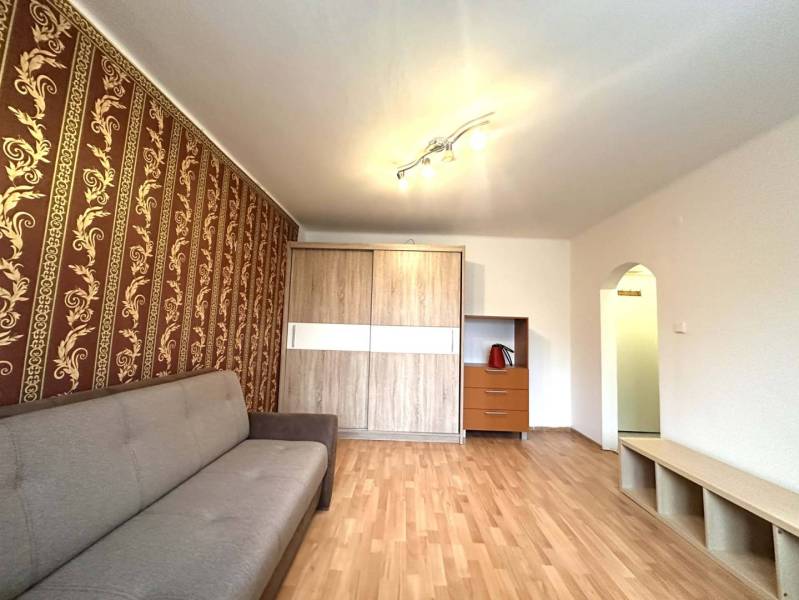 REZERVOVANÉ  ☎️ 0918/197 701 Na prenájom garsónka blízkosti centra mes - Obývacia izba v Rekreačnom apartmáne s podlahou s dreveným dekorom a vzorovanou tapetou.