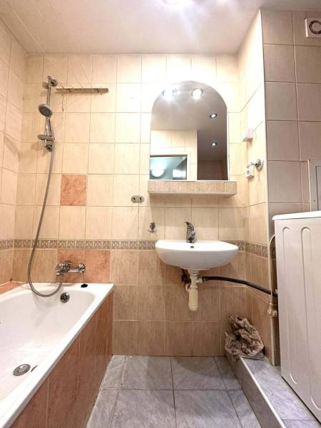 REZERVOVANÉ  ☎️ 0918/197 701 Na prenájom garsónka blízkosti centra mes - Kúpeľňa v rekreačnom apartmáne s vaňou, umývadlom, zrkadlom a práčkou.