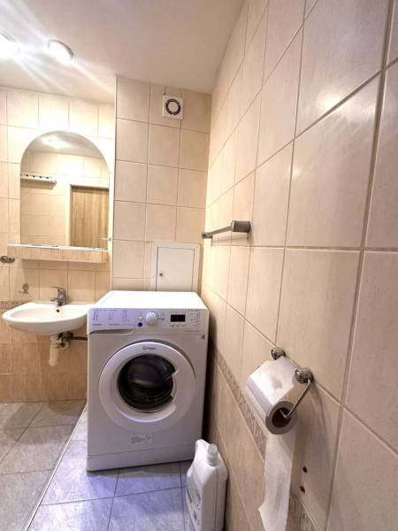 REZERVOVANÉ  ☎️ 0918/197 701 Na prenájom garsónka blízkosti centra mes - Kúpeľňa v rekreačnom apartmáne s práčkou a umývadlom.