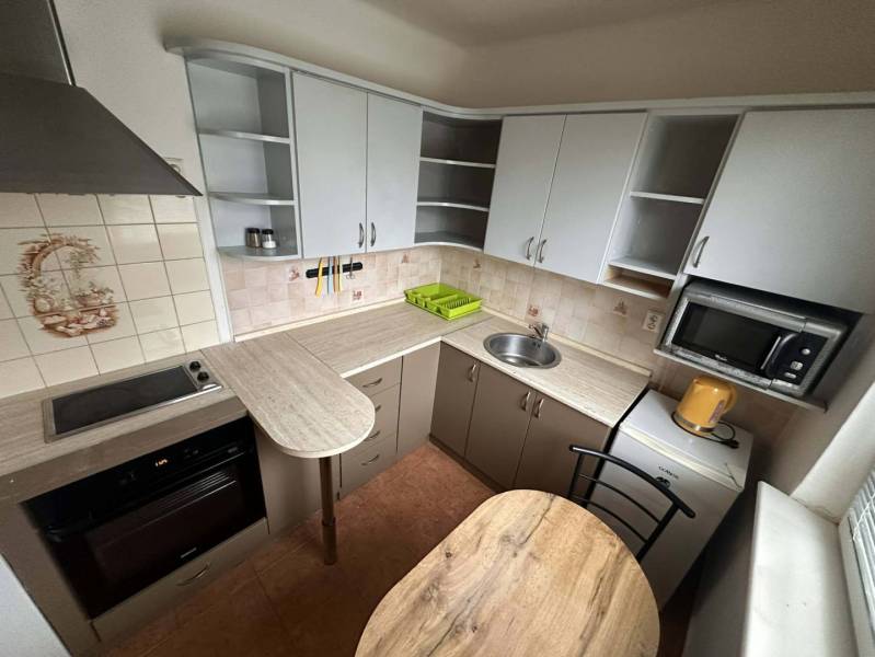 REZERVOVANÉ  ☎️ 0918/197 701 Na prenájom garsónka blízkosti centra mes - Kuchyňa v rekreačnom apartmáne s kuchynskou linkou, spotrebičmi a stolom.