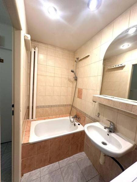 REZERVOVANÉ  ☎️ 0918/197 701 Na prenájom garsónka blízkosti centra mes - Kúpeľňa v Rekreačnom apartmáne s vaňou, umývadlom a svetlým keramickým obkladom.