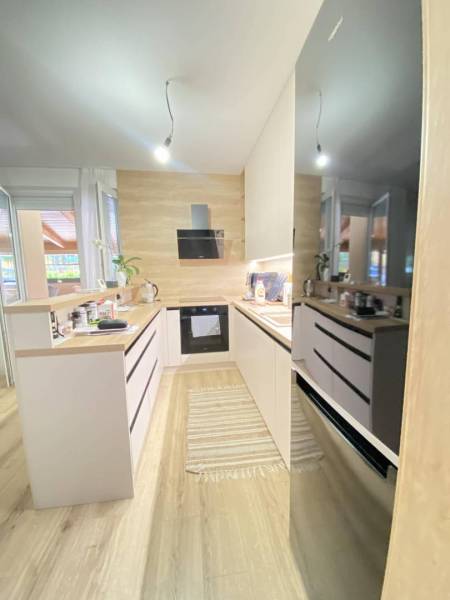 ☎️ 0918/197 701 Predám priestranný  3 izbový  byt s veľkou terasou a m - Kuchyňa s bielymi skrinkami a podlahou s dreveným dekorom v 3-izbovom byte.