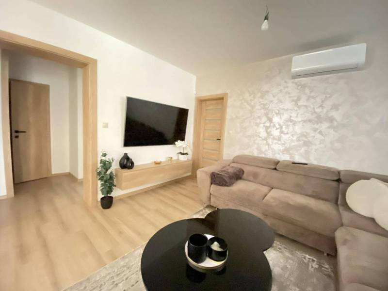 ☎️ 0918/197 701 Predám priestranný  3 izbový  byt s veľkou terasou a m - Obývacia izba v 3-izbovom byte s pohovkou, televízorom a podlahou s dreveným dekorom.