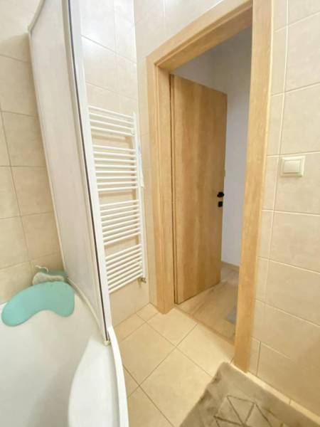 ☎️ 0918/197 701 Predám priestranný  3 izbový  byt s veľkou terasou a m - Kúpeľňa v 3-izbovom byte s vaňou, radiátorom a keramickými obkladmi.