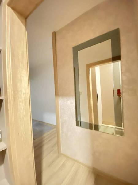 ☎️ 0918/197 701 Predám priestranný  3 izbový  byt s veľkou terasou a m - Chodba v 3-izbovom byte so zrkadlom a podlahou s dreveným dekorom.