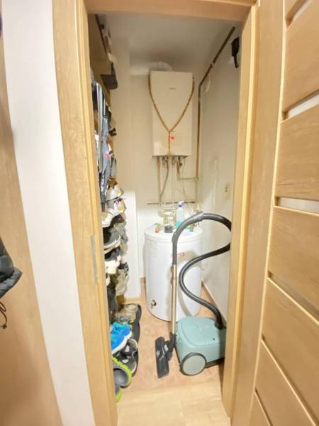 ☎️ 0918/197 701 Predám priestranný  3 izbový  byt s veľkou terasou a m - Úložný priestor v 3-izbovom byte s botníkom, vysávačom a ohrevným zariadením.