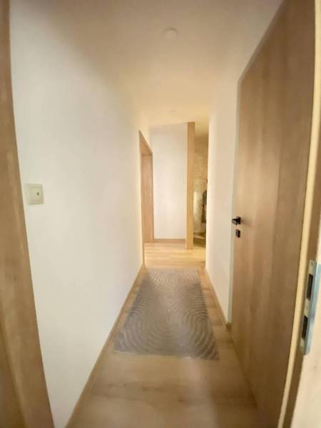 ☎️ 0918/197 701 Predám priestranný  3 izbový  byt s veľkou terasou a m - Chodba v 3-izbovom byte so svetlými stenami a podlahou s dreveným dekorom.