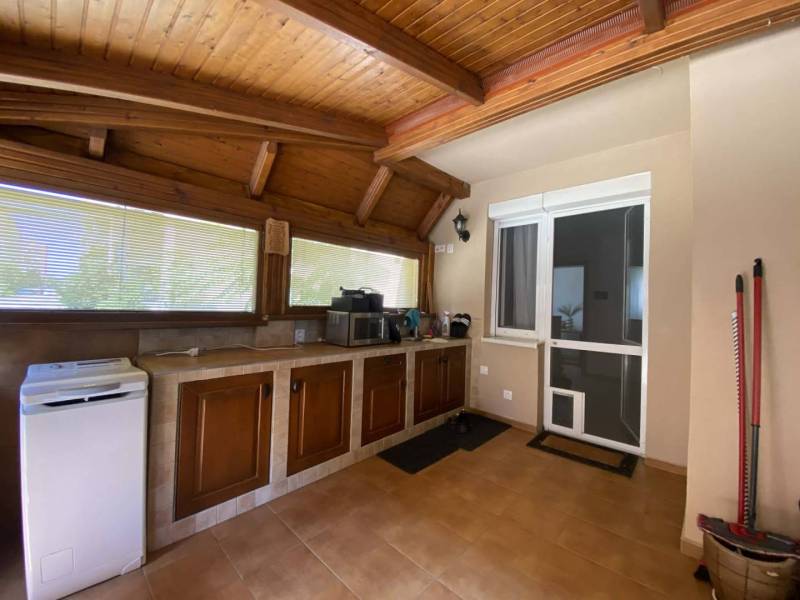 ☎️ 0918/197 701 Predám priestranný  3 izbový  byt s veľkou terasou a m - Kuchyňa v 3-izbovom byte s podlahou s dreveným dekorom a výhľadom cez veľké okná.