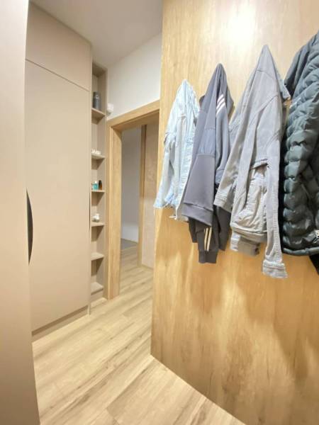 ☎️ 0918/197 701 Predám priestranný  3 izbový  byt s veľkou terasou a m - Vstupná hala v 3-izbovom byte s vešiakmi a podlahou s dreveným dekorom.