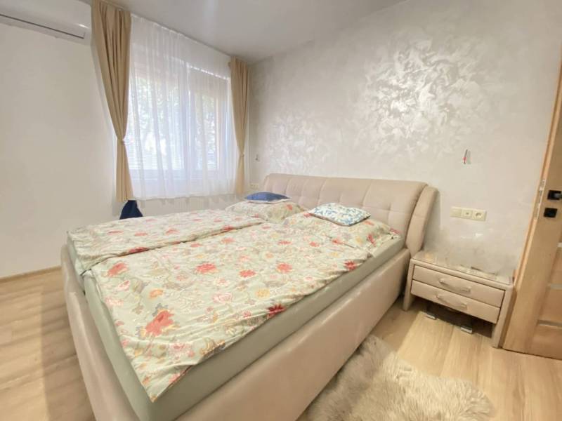 ☎️ 0918/197 701 Predám priestranný  3 izbový  byt s veľkou terasou a m - Spálňa v 3-izbovom byte s pohodlnou posteľou a podlahou s dreveným dekorom.