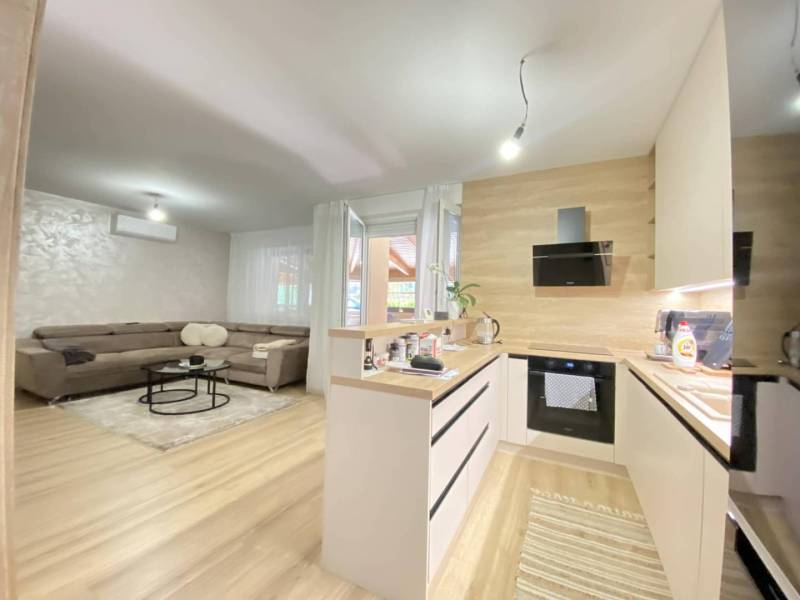 ☎️ 0918/197 701 Predám priestranný  3 izbový  byt s veľkou terasou a m - Kuchyňa a obývačka spojená v 3-izbovom byte s podlahou s dreveným dekorom.