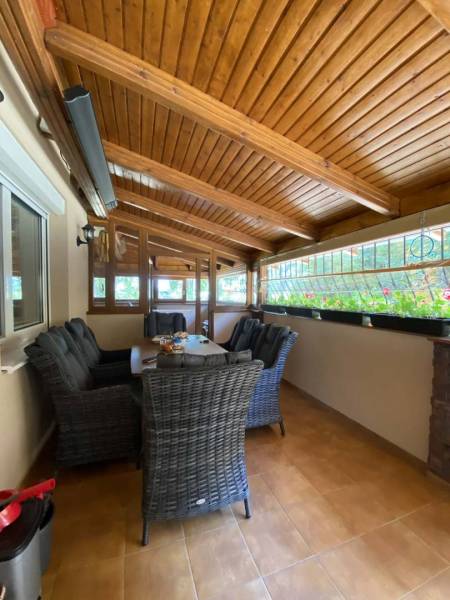 ☎️ 0918/197 701 Predám priestranný  3 izbový  byt s veľkou terasou a m - Terasa s dreveným stropom a ratanovým nábytkom v 3-izbovom byte.