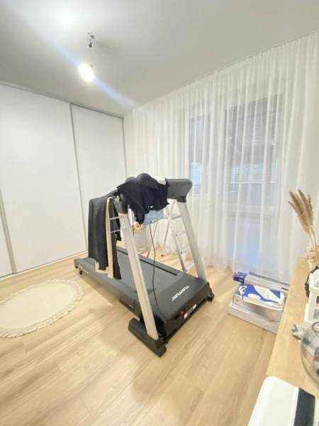 ☎️ 0918/197 701 Predám priestranný  3 izbový  byt s veľkou terasou a m - Bežecký pás v miestnosti 3-izbového bytu s podlahou s dreveným dekorom.