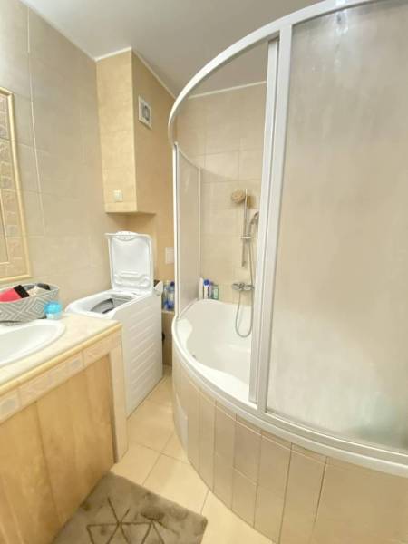 ☎️ 0918/197 701 Predám priestranný  3 izbový  byt s veľkou terasou a m - Kúpeľňa s rohovou vaňou, práčkou a umývadlom v 3-izbovom byte.