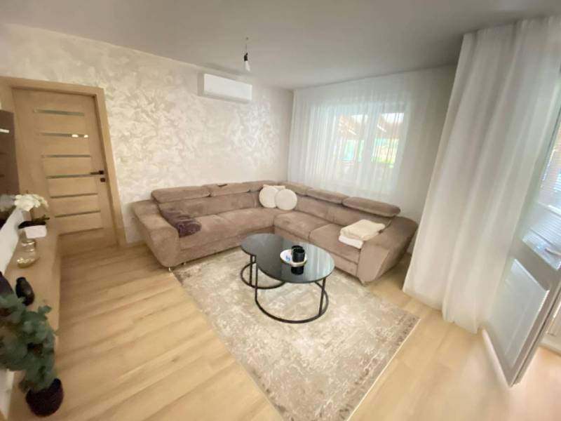 ☎️ 0918/197 701 Predám priestranný  3 izbový  byt s veľkou terasou a m - Obývačka v 3-izbovom byte s podlahou s dreveným dekorom a pohodlnou sedačkou.