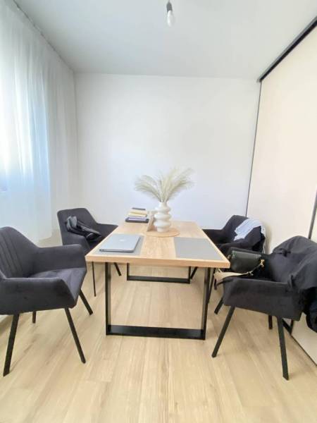 ☎️ 0918/197 701 Predám priestranný  3 izbový  byt s veľkou terasou a m - Jedálenský kút v 3-izbovom byte s podlahou s dreveným dekorom a jednoduchým nábytkom.