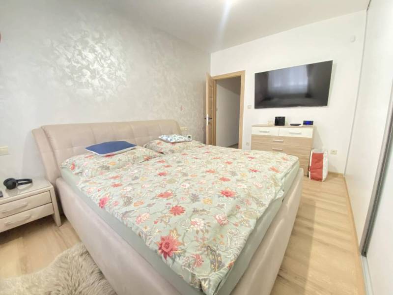 ☎️ 0918/197 701 Predám priestranný  3 izbový  byt s veľkou terasou a m - Spálňa v 3-izbovom byte s pohodlnou posteľou, podlahou s dreveným dekorom a veľkou televíziou.