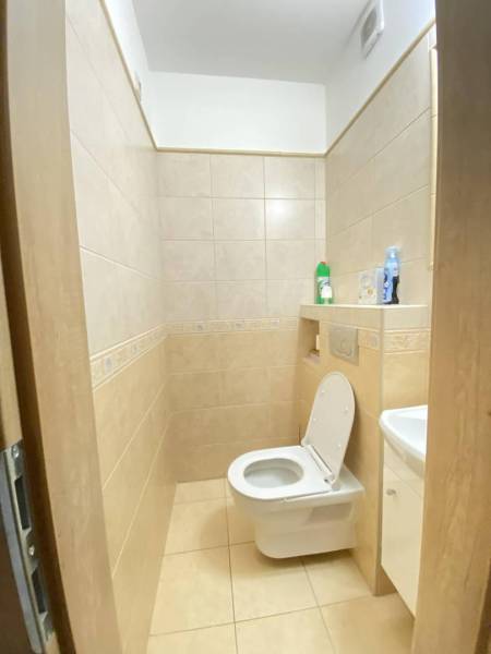 ☎️ 0918/197 701 Predám priestranný  3 izbový  byt s veľkou terasou a m - Kúpeľňa s wc a umývadlom v 3-izbovom byte s keramickými obkladačkami.