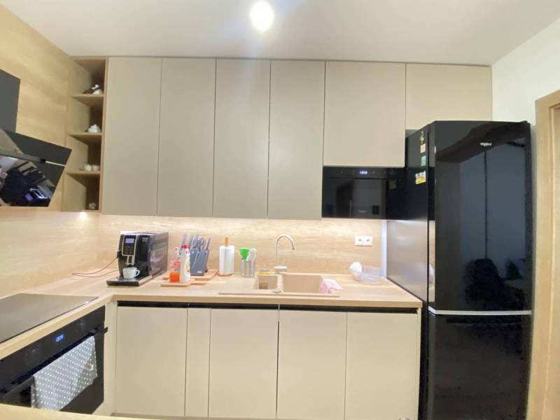 ☎️ 0918/197 701 Predám priestranný  3 izbový  byt s veľkou terasou a m - Kuchyňa 3-izbového bytu s čiernou chladničkou a podlahou s dreveným dekorom.