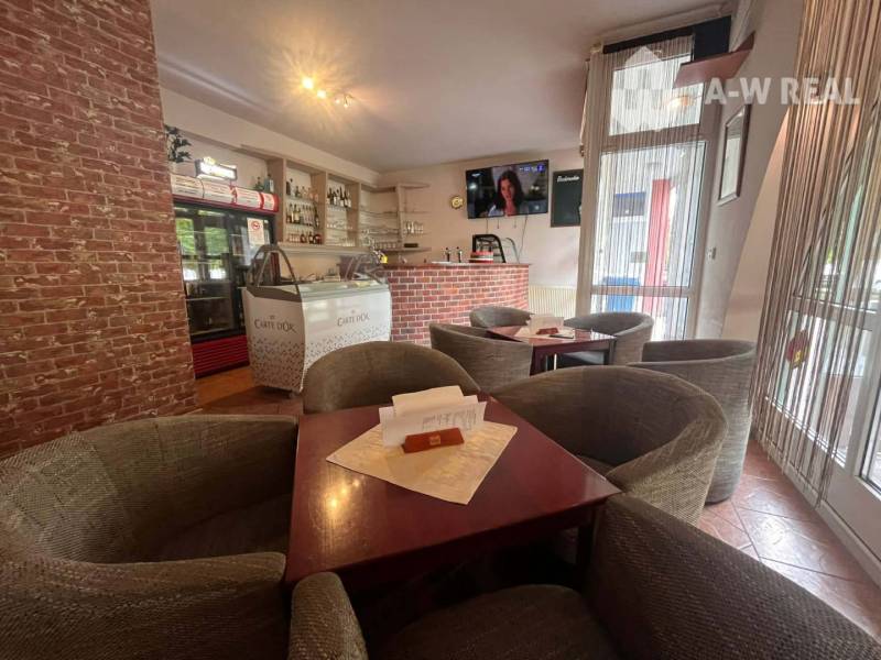 ☎️ 0918/197 701 SUPER INVESTÍCIA !  Znížená cena !!Obchodný priestor n - Interiér obchodných priestorov s tehlovou stenou, stoličkami a zmrzlinovým pultom.