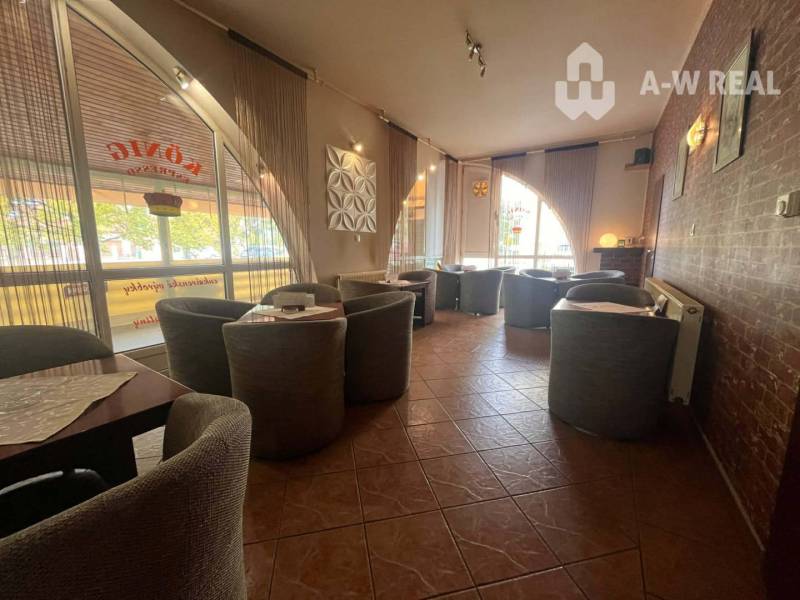 ☎️ 0918/197 701 SUPER INVESTÍCIA !  Znížená cena !!Obchodný priestor n - Obchodné priestory so sedačkami, tehlovou stenou a veľkými oknami.