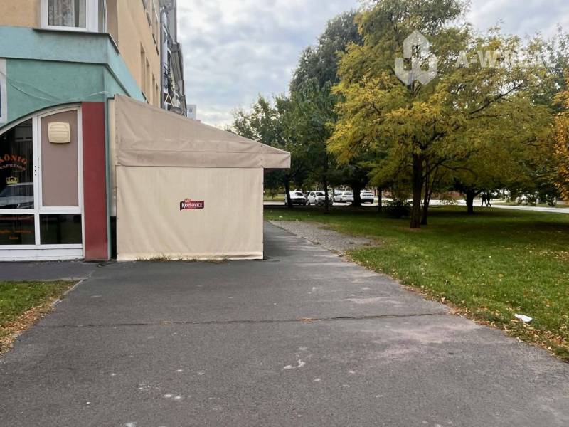 ☎️ 0918/197 701 SUPER INVESTÍCIA !  Znížená cena !!Obchodný priestor n - Obchodné priestory v Dunajskej Strede s prístreškom, chodníkom a zelenými stromami.