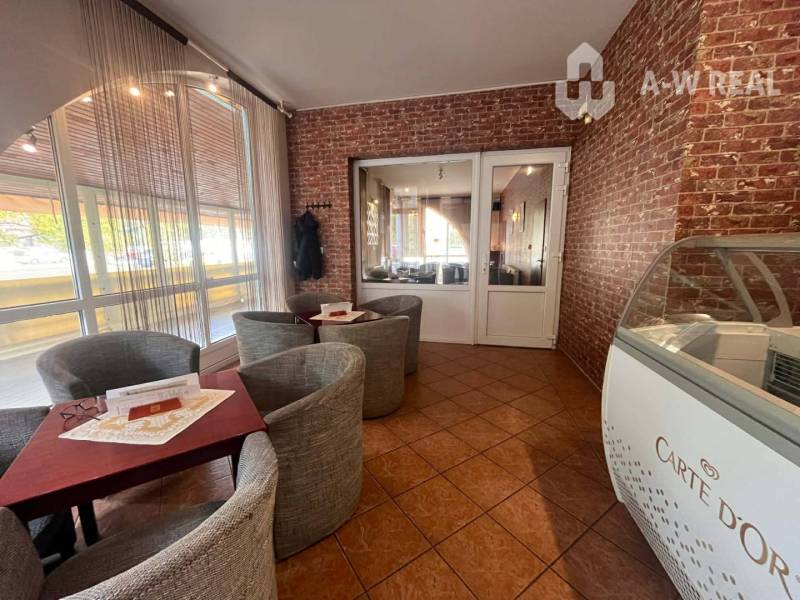 ☎️ 0918/197 701 SUPER INVESTÍCIA !  Znížená cena !!Obchodný priestor n - Obchodné priestory so sedením, tehlovým obkladom a vitrínou, ideálne pre kaviareň.