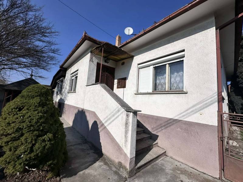 ☎️0918197701-NA PREDAJ STARŠÍ RODINNÝ DOM NA REKONŠTRUKCIU  V OBCI POV - Rodinný dom v Povode s bielou fasádou, predzáhradkou a schodmi.