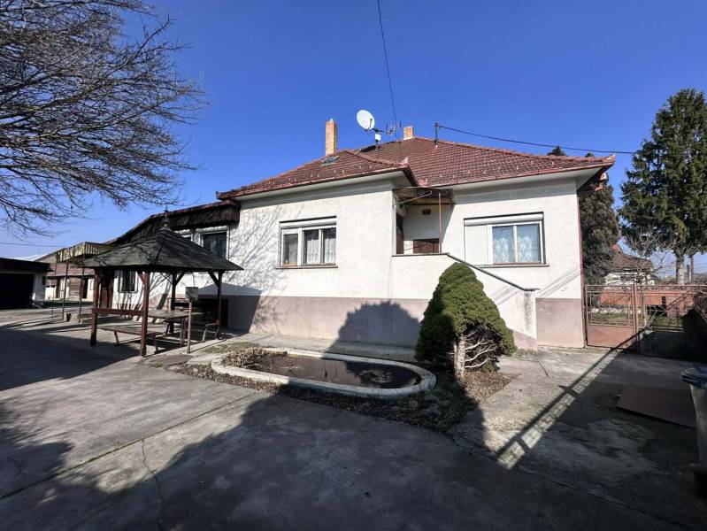 ☎️0918197701-NA PREDAJ STARŠÍ RODINNÝ DOM NA REKONŠTRUKCIU  V OBCI POV - Rodinný dom v Povode s altánkom, betónovým dvorom a malou záhradkou.