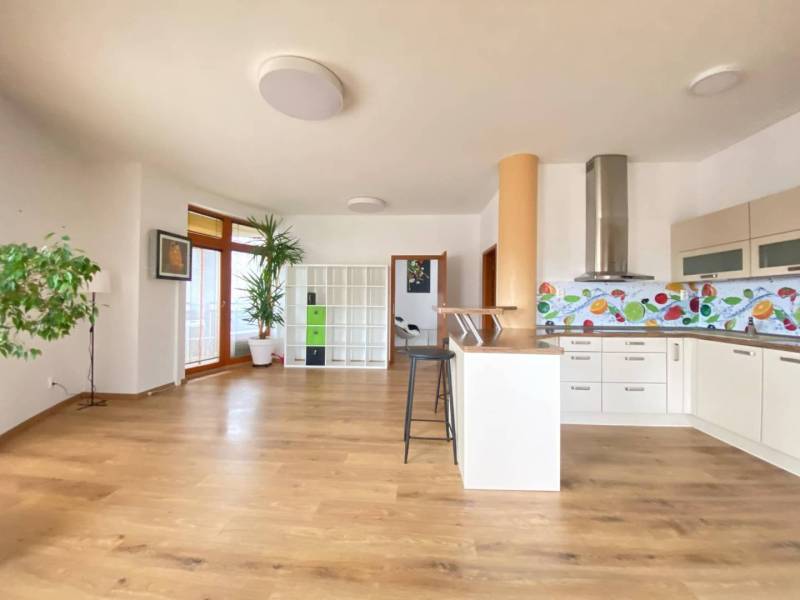 ☎️0918197701  Na prenájom  elegantný 3 izbový byt priamo v centre Duna - Kuchynský priestor v 3-izbovom byte s podlahou s dreveným dekorom a farebným obkladom.
