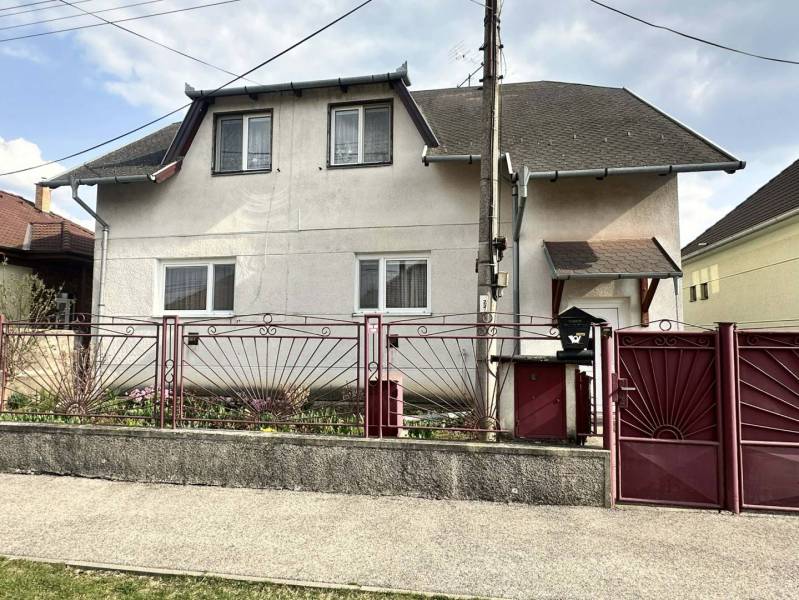 ☎️0918197701   Na predaj 2 generačný,  8 izbový poschodový dom s dvoma - Rodinný dom v Šamoríne s tmavou strechou a červeným plotom.