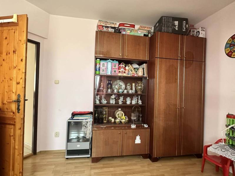 ☎️0918197701   Na predaj 2 generačný,  8 izbový poschodový dom s dvoma - Izba s drevenými skriňami a podlahou s dreveným dekorom v rodinnom dome.