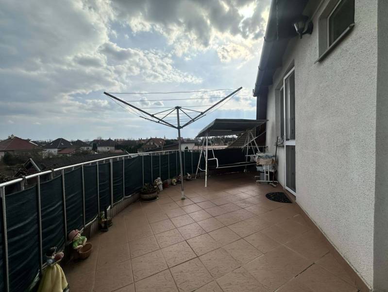 ☎️0918197701   Na predaj 2 generačný,  8 izbový poschodový dom s dvoma - Balkón rodinného domu v Šamoríne s výhľadom na okolité strechy a dekoráciami.