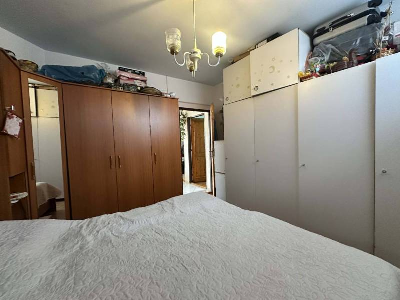 ☎️0918197701   Na predaj 2 generačný,  8 izbový poschodový dom s dvoma - Spálňa v rodinnom dome s bielou posteľnou bielizňou a vstavanými skriňami.